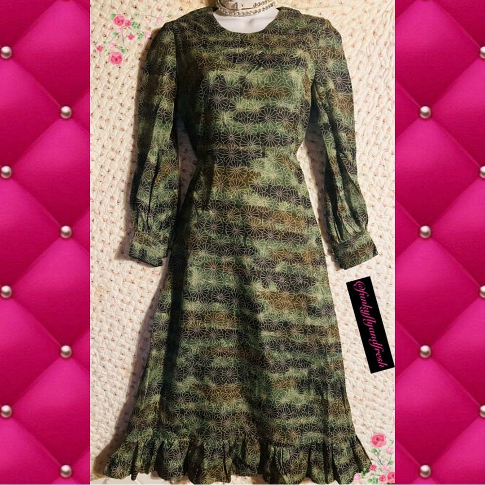Green floral 60’s vintage midi-maxi lined taffeta beautifully made w/ ruffle hem